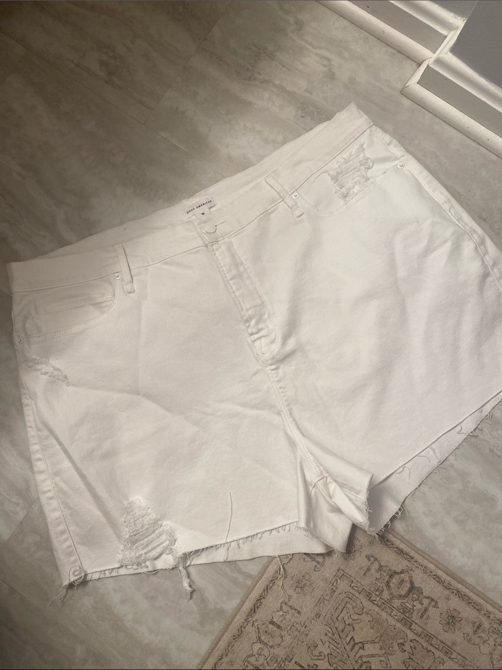 Good American SZ 18 White Distressed Cutoff Denim Shorts